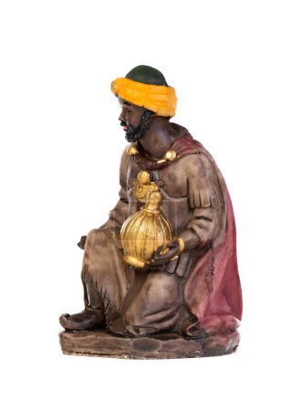 Der Weihnachtszauber. Keramikfigur von Balthazar, einem der Weisen, isoliert auf weißem Hintergrund