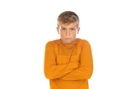 Téléchargez les photos : Adolescent sérieux en t-shirt orange sur fond blanc - en image libre de droit