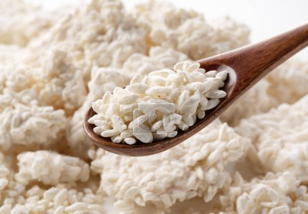 Téléchargez les photos : Wooden spoon and rice koji on white background. Koji mold. Koji is fermented rice. - en image libre de droit