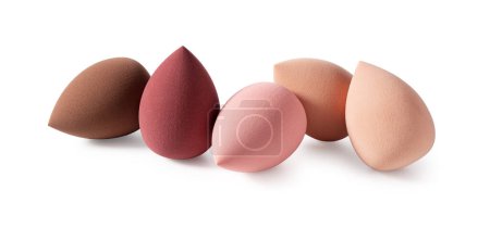 Foto de Una esponja de maquillaje en forma de huevo colocada sobre un fondo blanco. - Imagen libre de derechos