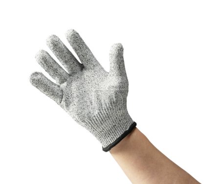 Männliche Hand trägt messersichere Handschuhe auf weißem Hintergrund.