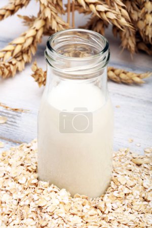 Téléchargez les photos : Autres types de laits. Lait de substitution végétalien. avoine - en image libre de droit