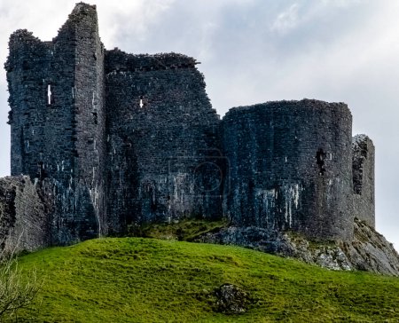 Foto de Castillo de Carreg Cennen en ruinas con vistas al río Cennen - Llandeilo, Carmarthenshire, Gales, Reino Unido en 17 Abril 2021 - Imagen libre de derechos
