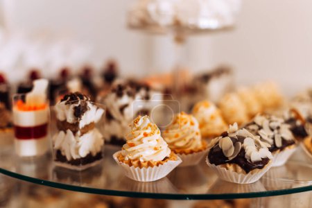 Foto de Primer plano de delicioso buffet dulce con cupcakes. comida sabrosa. Boda
. - Imagen libre de derechos