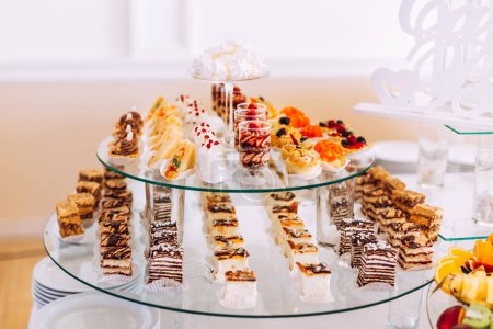 Téléchargez les photos : Barre de bonbons de mariage. Délicieux buffet sucré avec cupcakes. - en image libre de droit