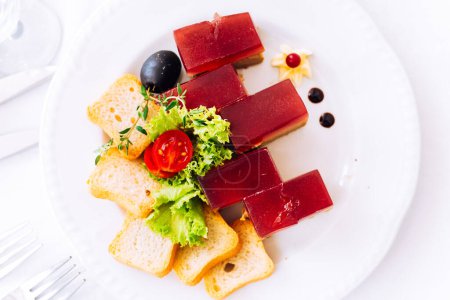 Téléchargez les photos : Assiette blanche avec repas à la réception du restaurant de luxe - en image libre de droit