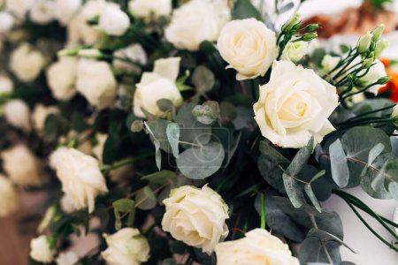 Téléchargez les photos : Gros plan d'un beau bouquet de mariage de roses blanches. - en image libre de droit