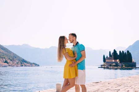 Téléchargez les photos : Couple amoureux, profitant de l'heure d'été au bord de la mer
. - en image libre de droit