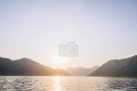 Foto de Paisaje del atardecer desde el barco en Kotor Bay, Montenegro - Imagen libre de derechos