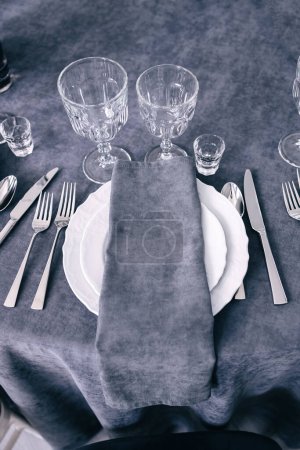 Foto de Decoraciones de mesa de color gris. Lujoso servicio de mesa elegante para un banquete de bodas. Estamos esperando al invitado. - Imagen libre de derechos