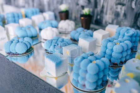Téléchargez les photos : Délicieuse barre de bonbons à une réception de mariage de luxe. une table exclusive et chère avec desserts modernes en blanc et bleu - en image libre de droit