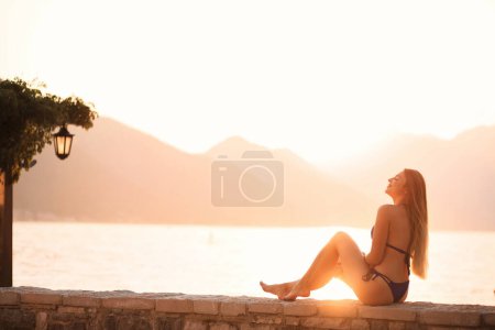 Téléchargez les photos : Le moyen idéal pour profiter d'une journée d'été. Portrait d'une magnifique jeune femme en bikini à la plage. - en image libre de droit