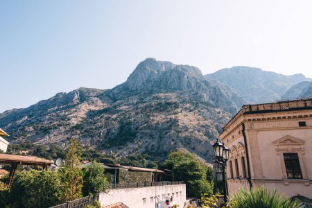 Foto de Montenegro Kotor, ciudad vieja, vista de la vieja casa y la montaña - Imagen libre de derechos