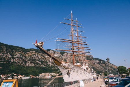 Téléchargez les photos : Kotor, Monténégro - 28 août 2019 Le voilier se dresse sur la jetée bordée de la station balnéaire de Porto. Monténégro - en image libre de droit