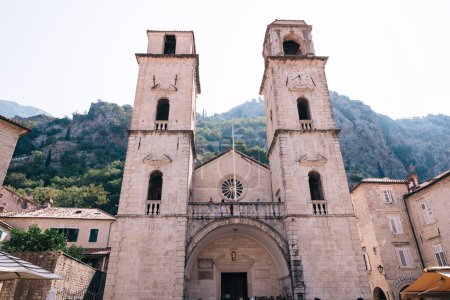 Téléchargez les photos : Kotor.Montenegro.Church de Saint Tryphon dans la vieille ville de Kotor.Montenegro. - en image libre de droit