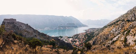 Foto de Panorama de Kotor en un hermoso día de verano, Montenegro - Imagen libre de derechos