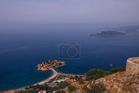 Foto de Isla Sveti Stefan en Montenegro. Resort de lujo en el mar Adriático. Vista superior. Famoso destino de viaje - Imagen libre de derechos