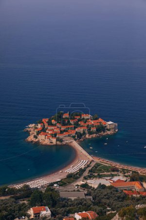 Foto de Hermosa vista de la isla de San Esteban, Sveti Stefan en la Riviera de Budva, Budva, Montenegro. Viajes a Montenegro concepto - Imagen libre de derechos