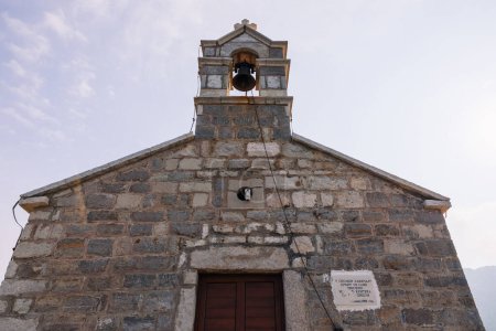 Foto de Iglesia de St. Sava cerca de Sveti Stefan en Montenegro vista de ángulo bajo - Imagen libre de derechos