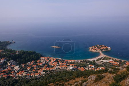 Foto de Sveti Stefan, vista desde la montaña. Montenegro, el mar Adriático, los Balcanes - Imagen libre de derechos
