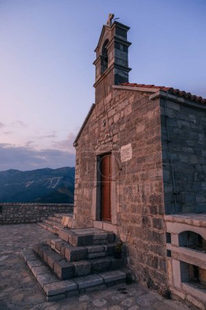 Foto de Iglesia de San Sava cerca de Sveti Stefan en Montenegro - Imagen libre de derechos