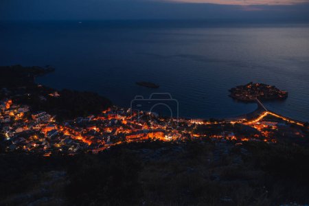 Foto de Isla Sveti Stefan en el crepúsculo. Montenegro Mar Adriático en el anochecer - Imagen libre de derechos