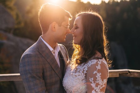 Téléchargez les photos : Le beau couple amoureux embrassant et debout sur les pierres - en image libre de droit