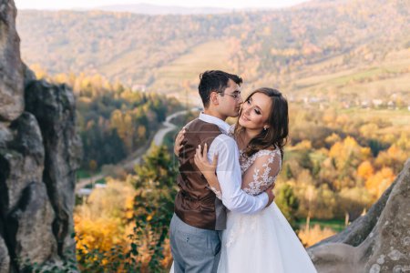 Téléchargez les photos : Un mari et une femme aimants sur le fond des montagnes. Aimer couple émotionnellement passe du temps - en image libre de droit
