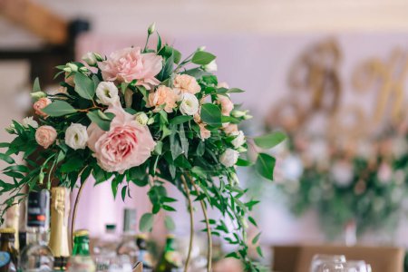 Téléchargez les photos : Arrangement de fleurs sur la table de banquet de mariage - en image libre de droit