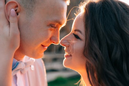 Téléchargez les photos : Les jeunes mariés s'embrassent lors d'une promenade le jour de leur mariage. Gros plan des amants. - en image libre de droit