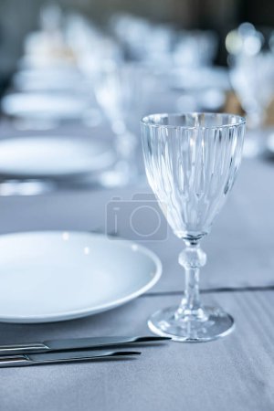 Foto de Served dinner table in a restaurant. Restaurant interior. Cozy restaurant table setting. Blurred background - Imagen libre de derechos