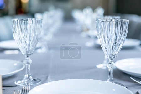 Téléchargez les photos : Des verres à vin vides sont sur la table du restaurant. Fragment de configuration de la table - en image libre de droit