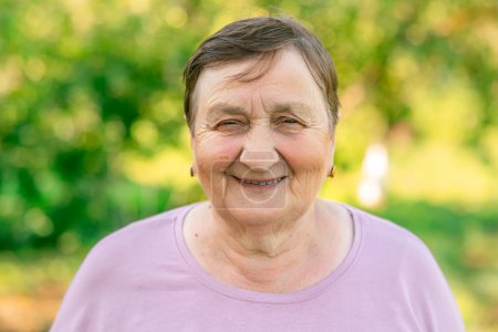 Téléchargez les photos : Portrait de femme âgée qui sourit et aime la vie - en image libre de droit