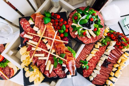 Téléchargez les photos : Table délicieuse avec différentes viandes à la réception de mariage au restaurant. vue de dessus - en image libre de droit