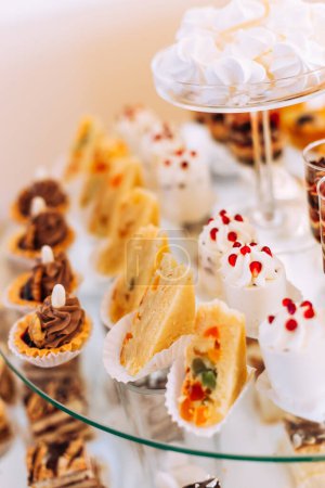 Téléchargez les photos : Délicieux bonbons sur une barre chocolatée. réception de mariage. gros plan - en image libre de droit