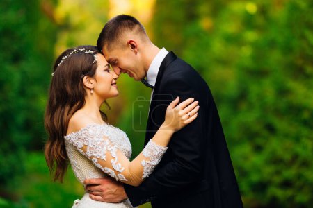 Téléchargez les photos : Profil de jeunes mariés se regardant et souriant. gros plan - en image libre de droit