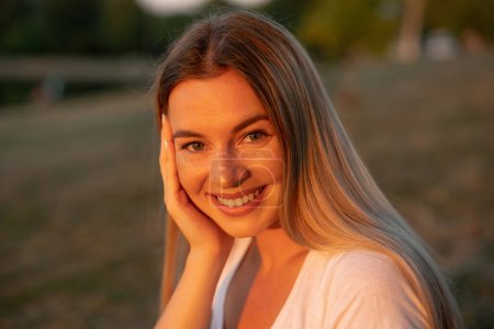Foto de Retrato de chica de verano. Mujer atractiva sonriendo feliz en verano soleado o día de primavera afuera en el parque junto al lago. - Imagen libre de derechos