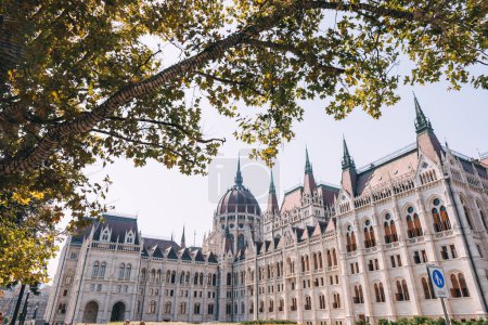 Foto de Edificio del Parlamento en Budapest, cerca del río Danubio. El edificio representativo más famoso de la capital de Hungría - Imagen libre de derechos
