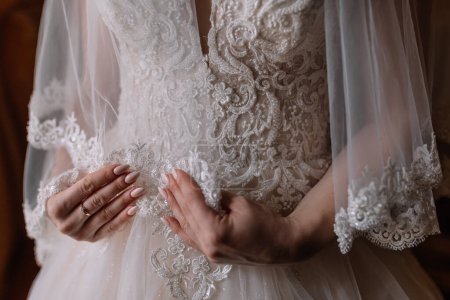 Téléchargez les photos : Bride in the wedding dress. Woman's hands close up. Bridal fashion - en image libre de droit