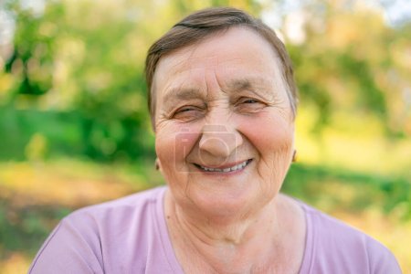Téléchargez les photos : Beau portrait de femme âgée souriante joyeuse jouissant d'un mode de vie à la retraite en bonne santé senior - en image libre de droit