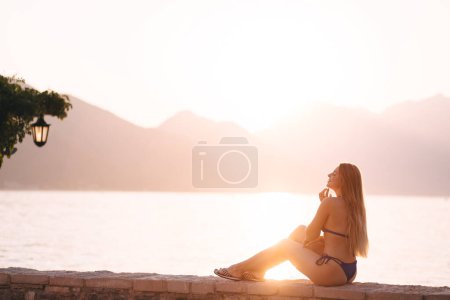 Téléchargez les photos : Belle femme lueur de coucher de soleil jouissant de la paix, la sérénité dans la nature - en image libre de droit