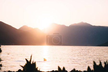 Foto de Puesta de sol en Kotor Bay Montenegro. Puesta de sol hermoso paisaje. Concepto de viaje. Montenegro, Kotor Bay. - Imagen libre de derechos