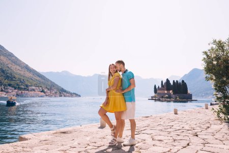 Foto de Feliz pareja romántica abrazándose mientras camina por el mar durante las vacaciones de verano - Imagen libre de derechos