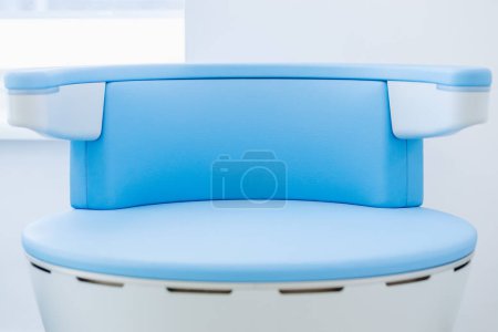 Foto de Moderno vestíbulo del hospital con silla azul para el paciente que espera ver al médico. - Imagen libre de derechos