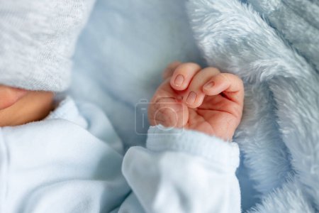 Winzige Hand des Neugeborenen, während er schläft