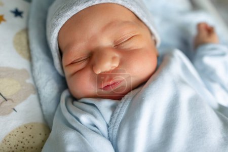 Téléchargez les photos : Un nouveau-né qui dort. Gros plan portrait de mignon petit garçon. - en image libre de droit