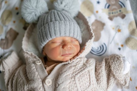 Téléchargez les photos : Nouveau-né dormir bébé en tricot chapeau et pull se trouve sur la couverture . - en image libre de droit