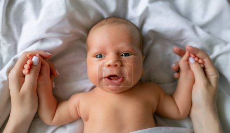 Téléchargez les photos : Bébé souriant de 10 jours - en image libre de droit
