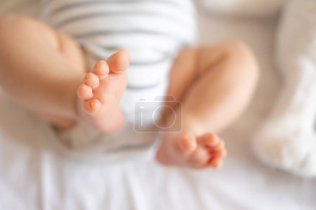 Téléchargez les photos : Le petit pied d'un nouveau-né. Pieds doux d'un nouveau-né dans une couverture blanche. Gros plan des orteils et des pieds d'un nouveau-né. Macro photographie. - en image libre de droit