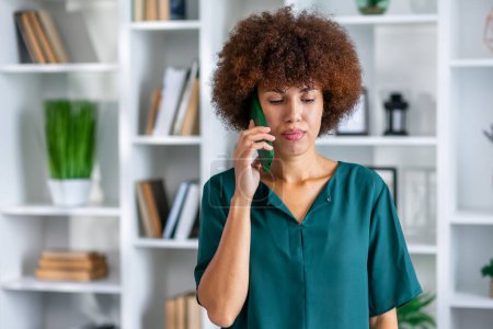 Téléchargez les photos : Femme d'affaires parlant au téléphone ayant une conversation désagréable, tenant smartphone, résoudre un problème d'affaires - en image libre de droit
